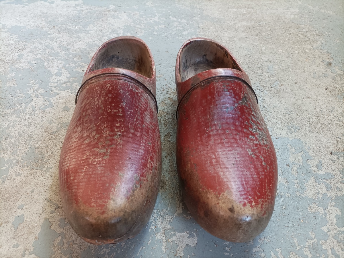 Vintage red wooden Clogs  (4).jpg